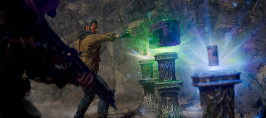 Black Ops 7 Zombies : un opérateur active une machine à GobbleGum devant des piédestaux lumineux